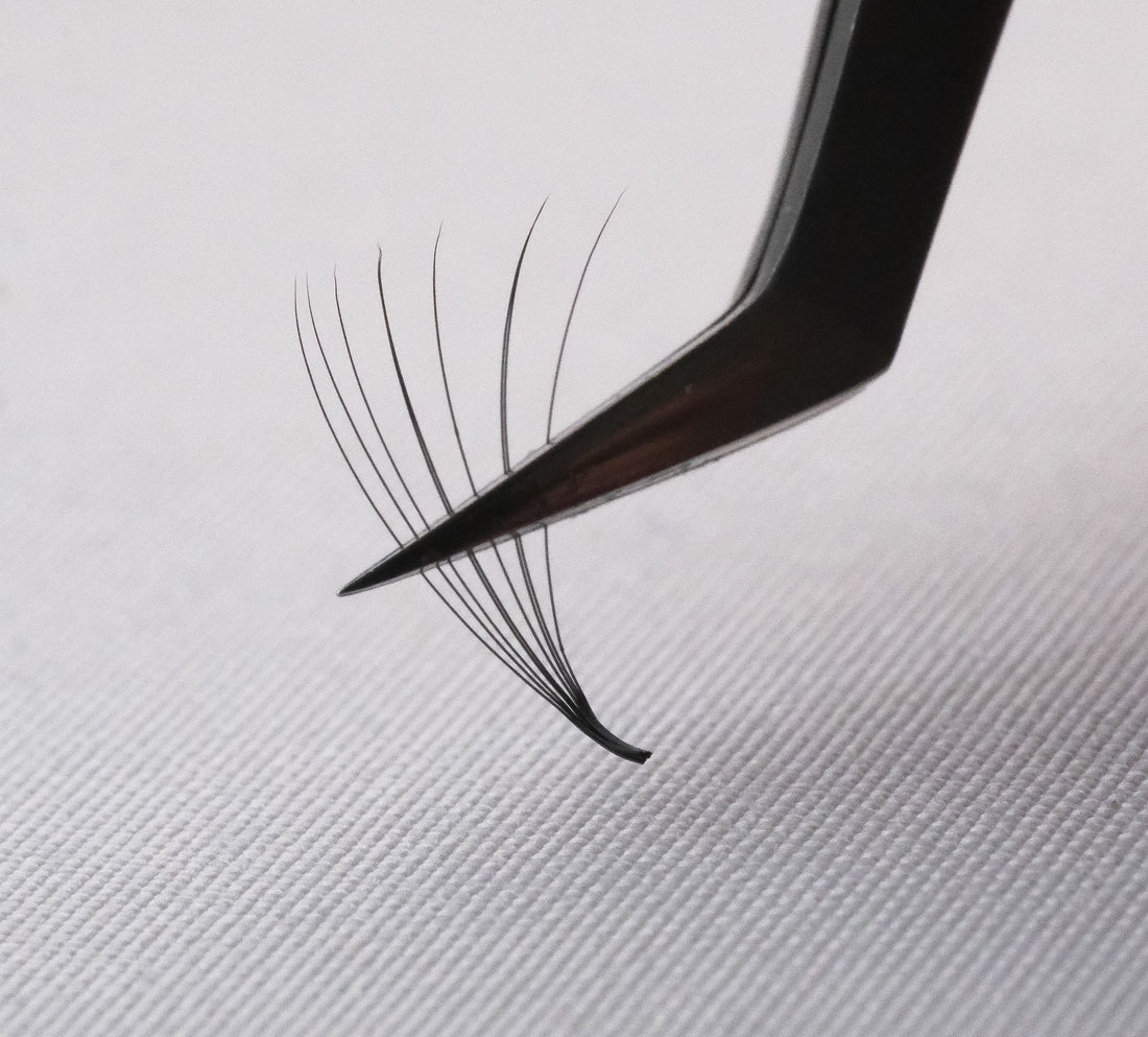 The Best Lash Extension Tray for Lash Artists Who Pinch