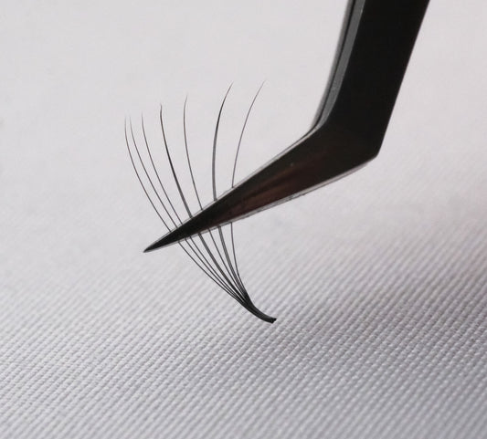 The Best Lash Extension Tray for Lash Artists Who Pinch